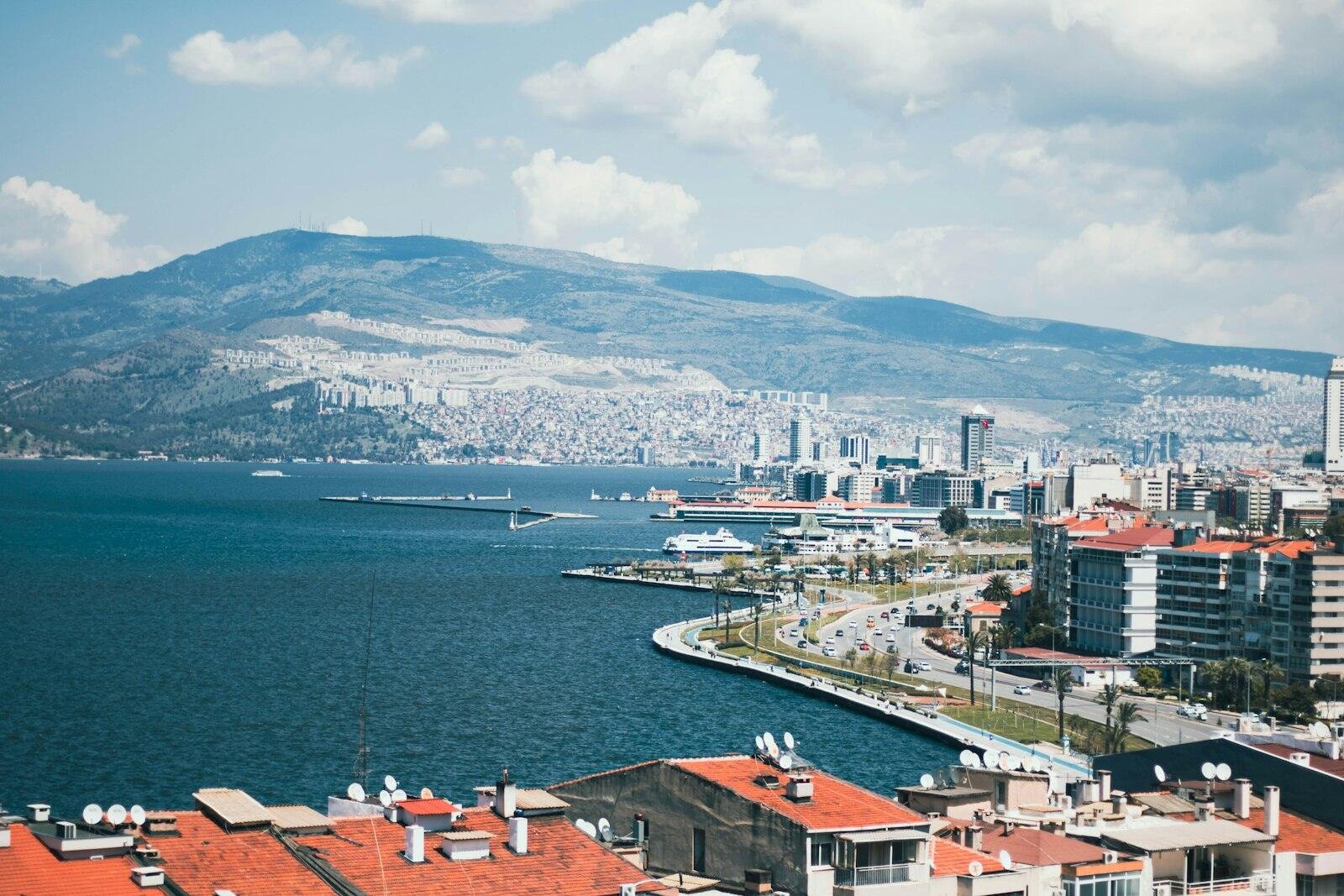 İzmir Körfezi ve kıyı boyunca uzanan şehir