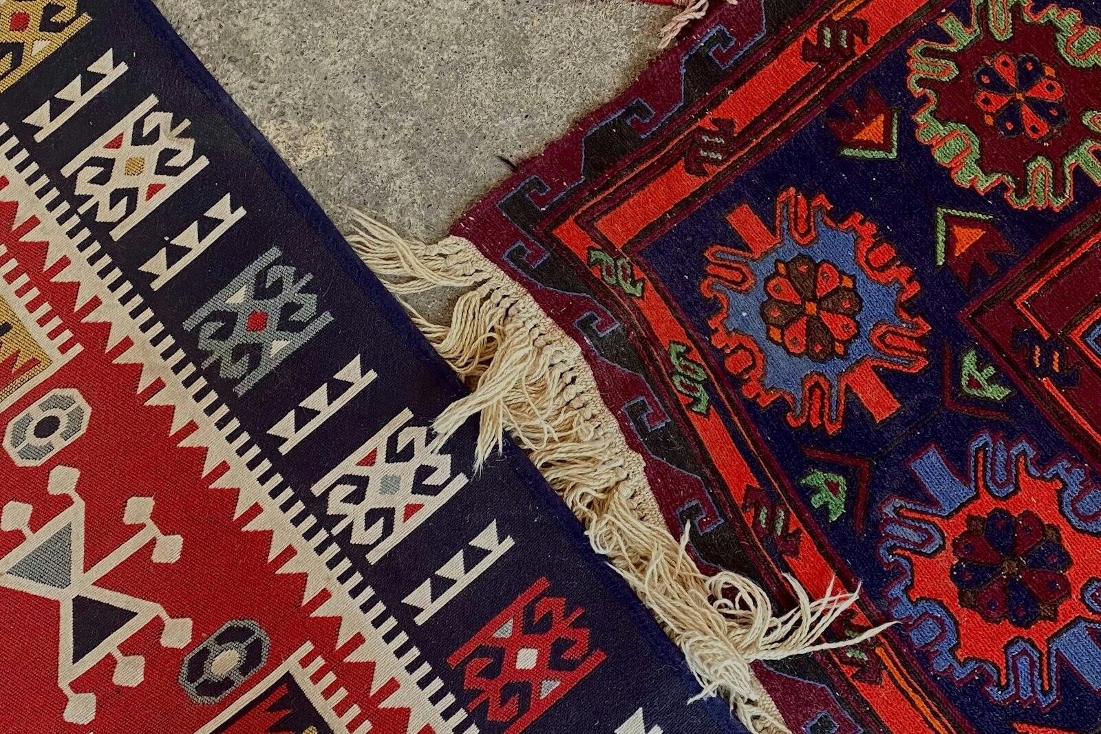 Eski ve desenli halıların yakından görünümü