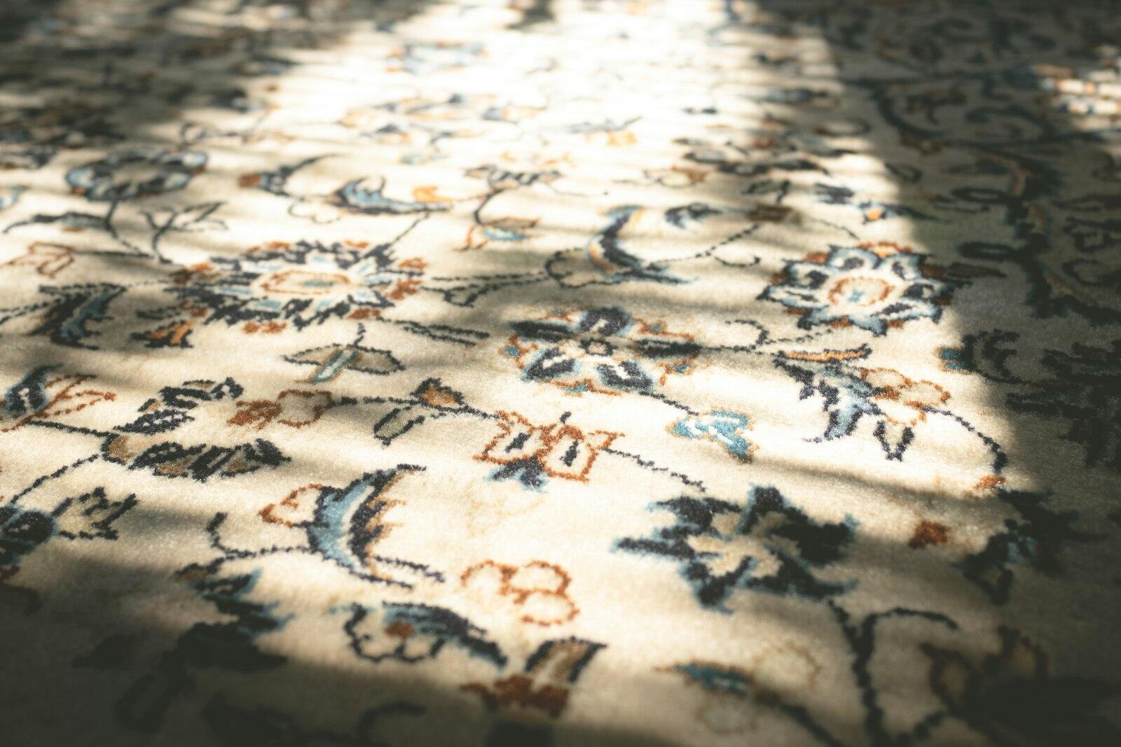 Güneş ışığı vuran çiçek desenli halı