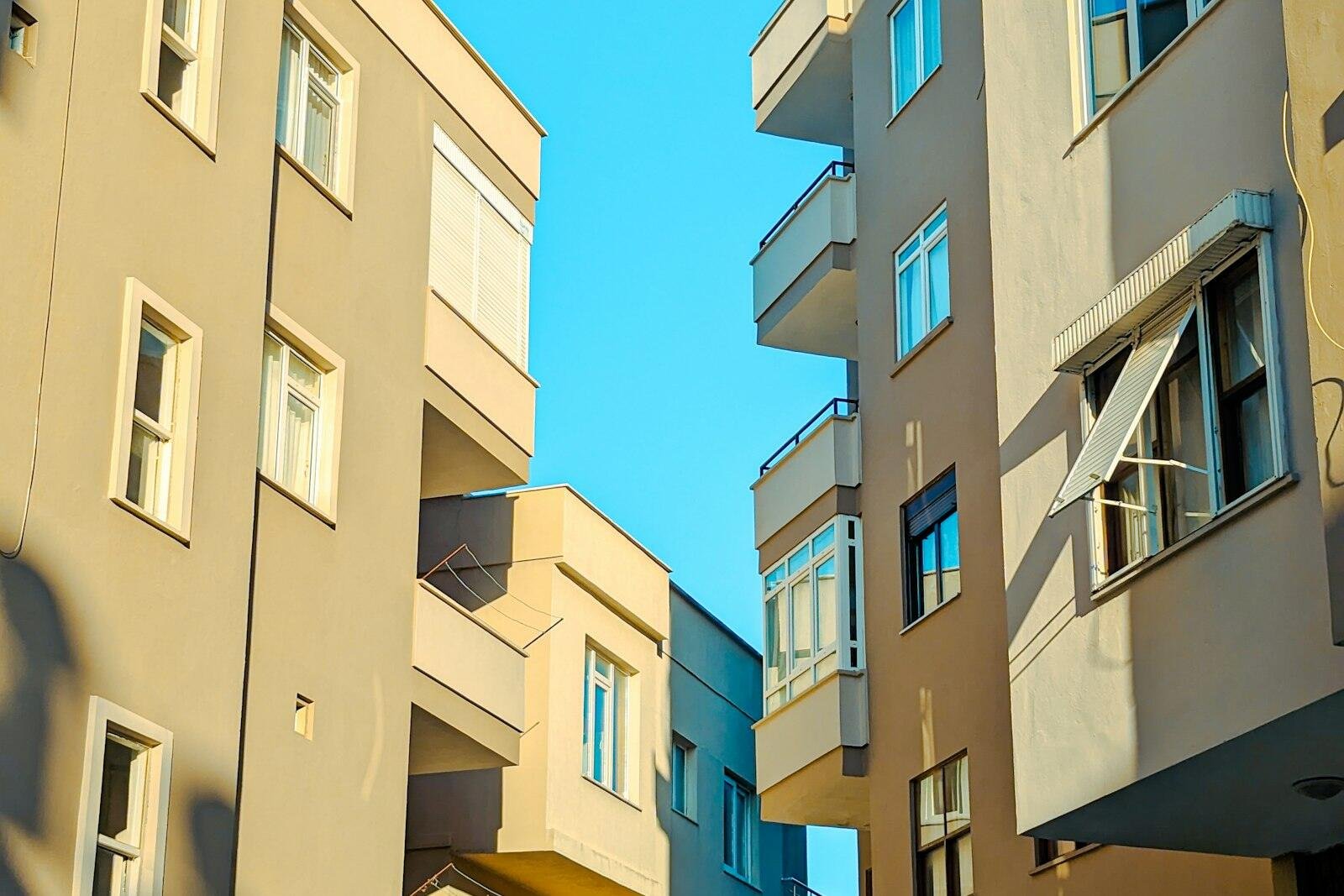 Mavi gökyüzü altında apartman blokları
