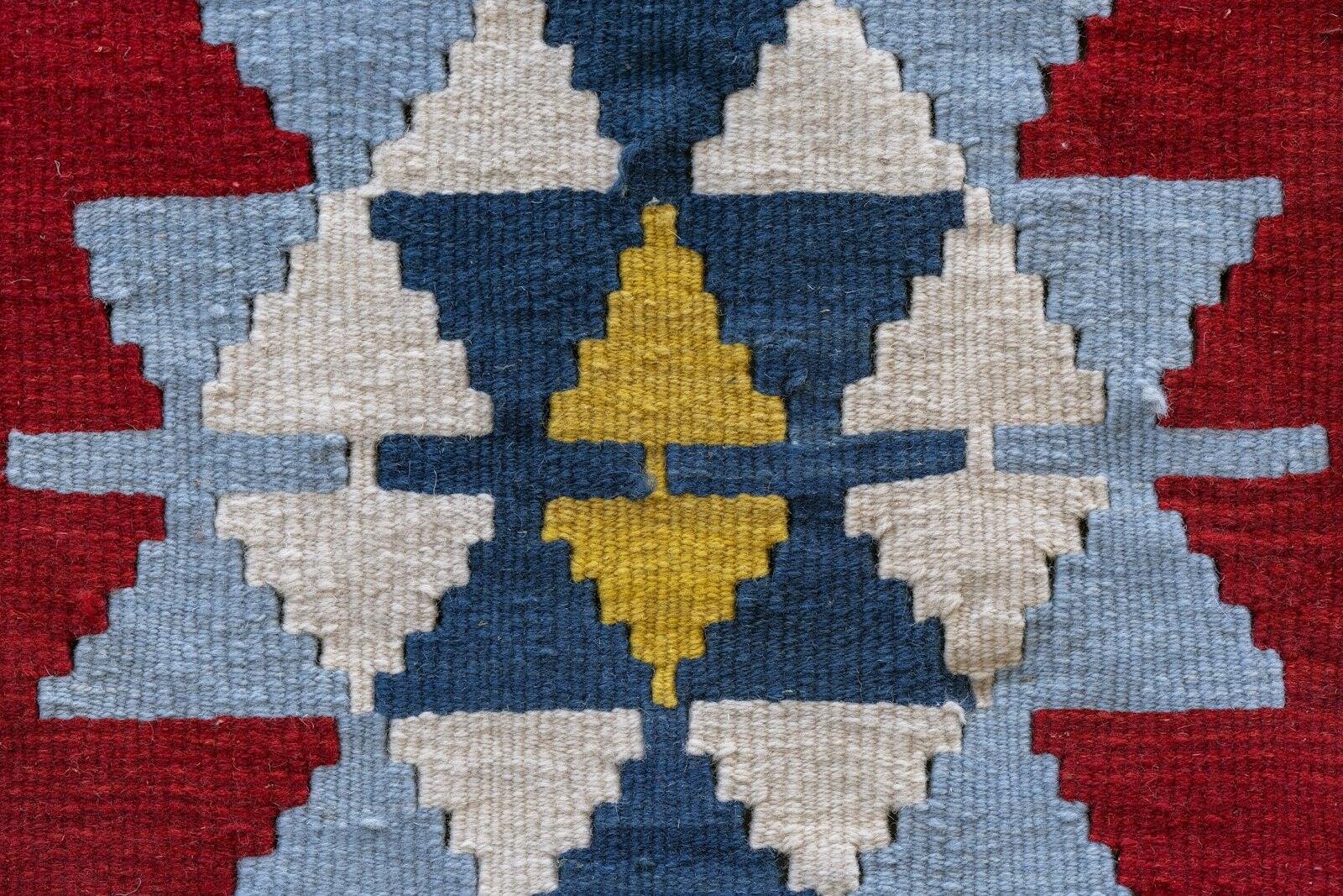 Kırmızı, mavi ve sarı motifli kilim