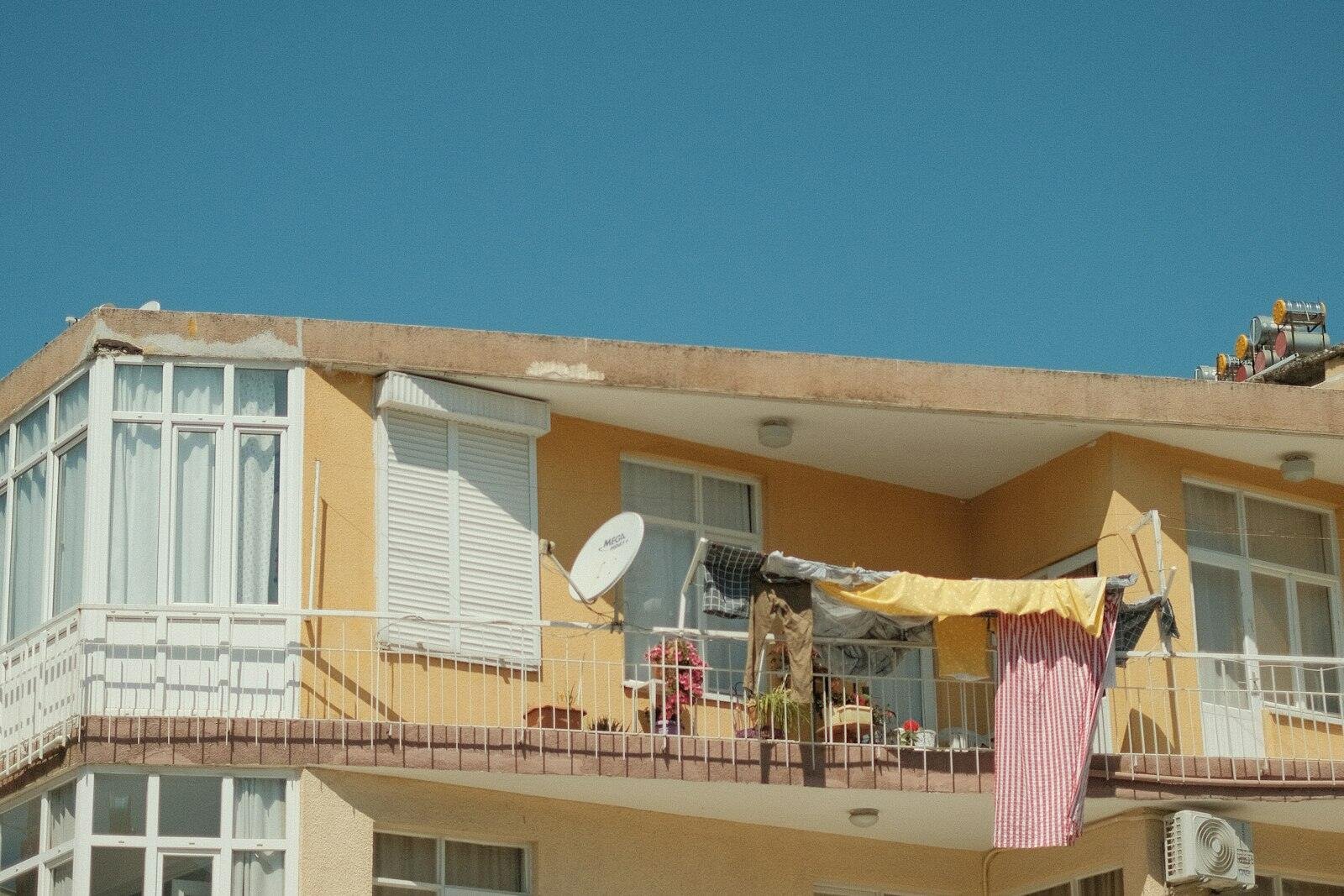 Balkonlu apartman binası