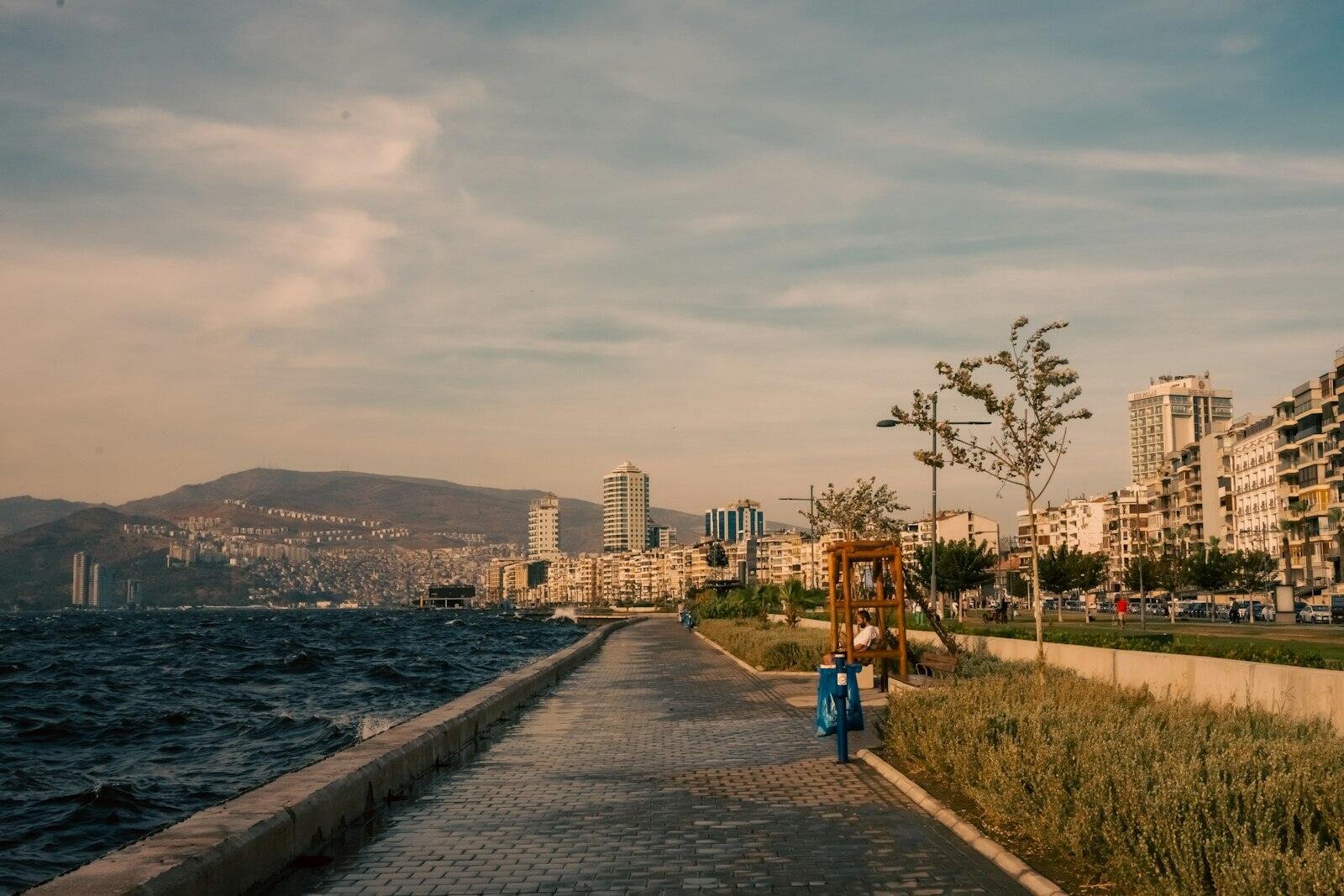 Körfez kıyısında yürüyüş yolu ve şehir